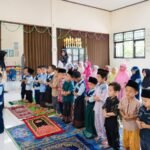 Membentuk Karakter Islami Sejak Dini: Serunya Kegiatan Praktik Shalat Anak RA Wathoniyah Islamiyah (RA WI)